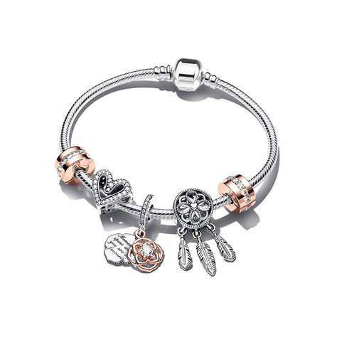 Illustration montrant un bracelet Pandora avec divers charms représentant différents moments de la vie (anniversaire, voyage, naissance, etc.).