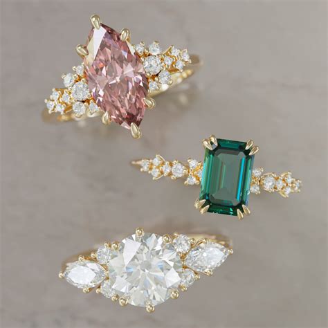 Galerie d'images présentant des exemples de bagues de fiançailles en or rose avec différents types de pierres (diamant, saphir, émeraude, rubis) et de tailles de pierres (princesse, poire, cœur, ovale).