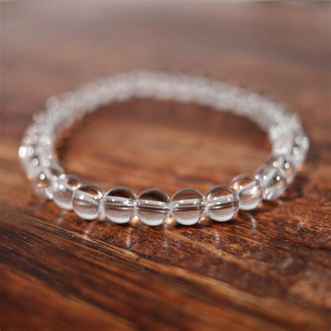 Bracelet en cristal de roche transparent avec des finitions argentées
