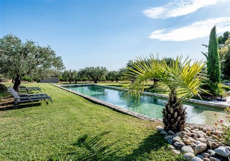 Vue aérienne de l'Hôtel Les Oliviers avec sa piscine et son jardin
