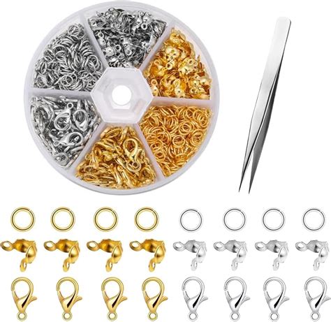 Collection variée d'apprêts pour bijoux : perles, fermoirs, anneaux, pendentifs.