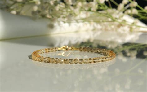 Une sélection de bijoux en citrine aux différentes nuances de jaune et d'orange.