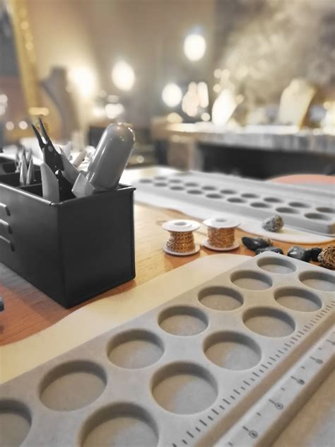 Photo d'un atelier de fabrication de bijoux avec des pierres naturelles