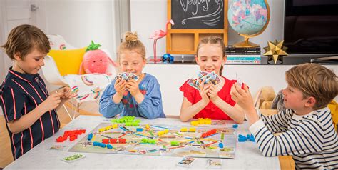 Enfants jouant avec des pierres colorées Bauspiel, construisant un mandala ou une petite scène imaginaire.