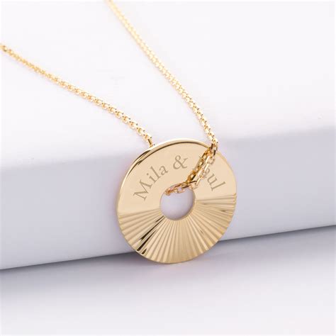 Pendentif en plaqué or rose avec une chaîne délicate