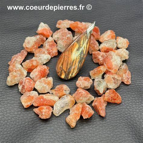 Inclusions métalliques dans une Pierre de Soleil créant un effet scintillant