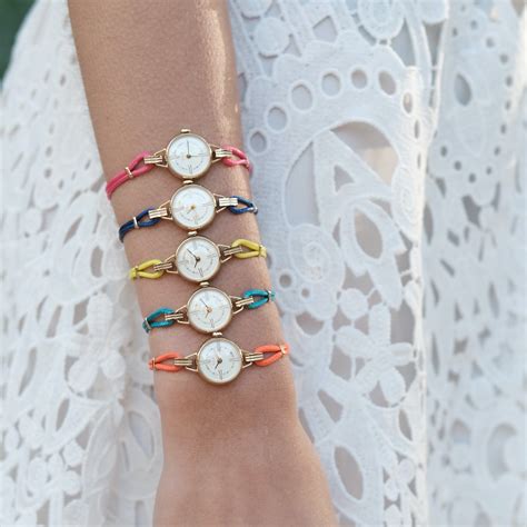 Collage de différentes montres Swarovski avec des bracelets interchangeables de divers matériaux et couleurs