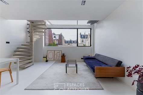 Photographie mettant en avant le design épuré et l'élégance discrète des bagues Dinh Van, avec un gros plan sur le fermoir iconique 