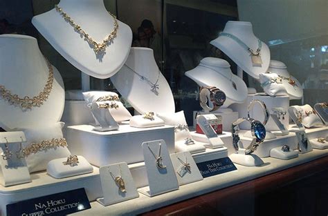 Vitrine d'une bijouterie avec divers bijoux en or et argent