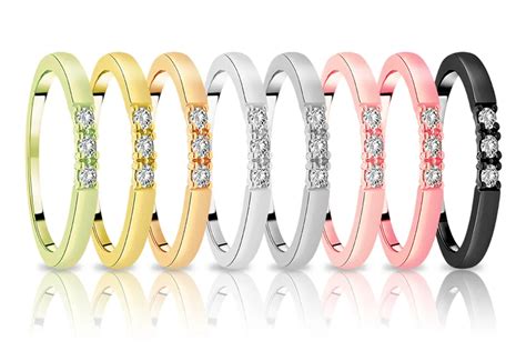 Une sélection d'alliances en diamant de différentes couleurs d'or