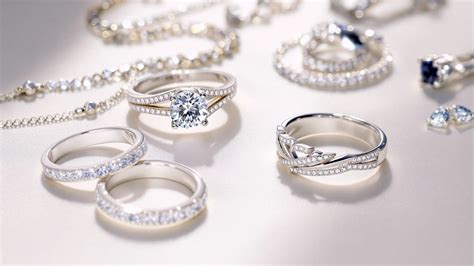 Une sélection de bijoux en argent de différentes formes et tailles, certains brillants et d'autres avec une finition vieillie.