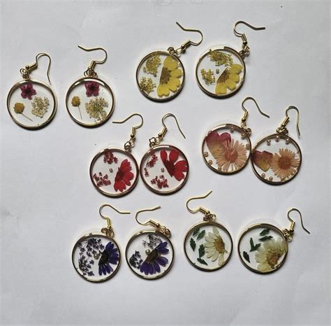 Boucles d'oreilles en argent avec des fleurs séchées incrustées