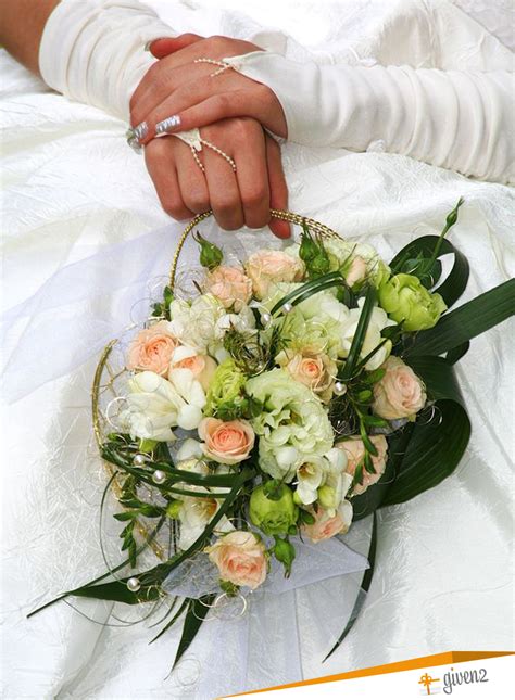 Pendentif réalisé à partir des fleurs d'un bouquet de mariée