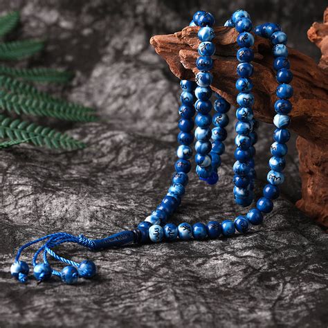 Gros plan sur un chapelet musulman en argent massif avec des perles d'hématite.