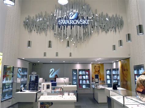 Une boutique Swarovski au design moderne et épuré, mettant en valeur les cristaux
