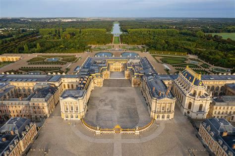 Vue aérienne d'un des châteaux en cours de restauration dans le Bourbonnais.