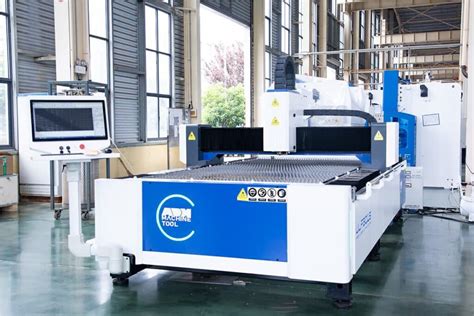 Une machine de découpe de cristal historique
