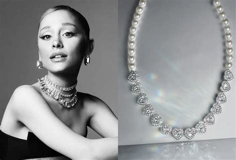 Photographie mettant en scène des bijoux de la collection Swarovski x Ariana Grande, ornés de cristaux brillants dans des tons inspirés de la nature.