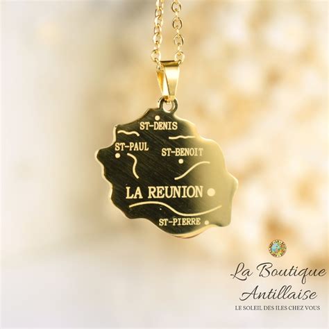 Gros plan sur un pendentif de la collection, montrant la finesse des détails et la brillance des cristaux.