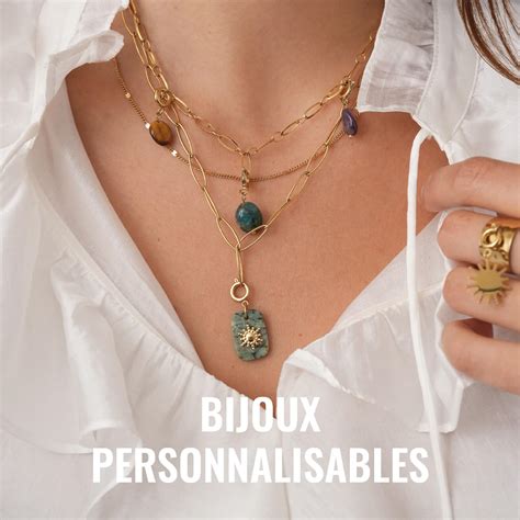 Une sélection de bijoux personnalisables Amouretbijoux (colliers, bracelets, bagues)