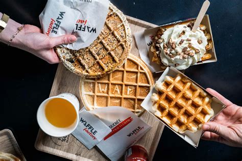Personnes dégustant des gaufres chez Waffle Factory