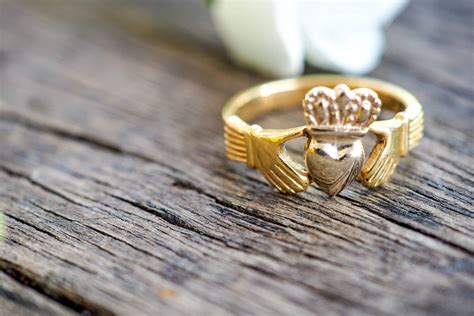 Une bague Claddagh détaillée, montrant le cœur, les mains et la couronne.