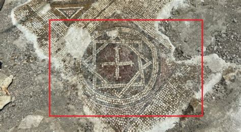Mosaïque représentant des symboles religieux et anciens associés à la cornaline