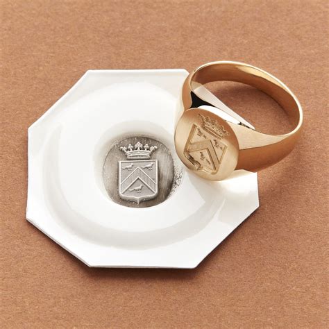 Gravure d'une chevalière médiévale ornée d'armoiries