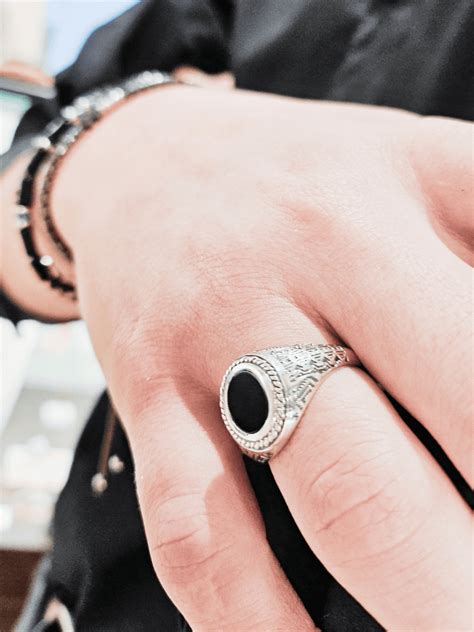 Collection moderne de chevalières en argent aux designs variés