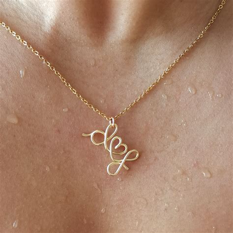 Colliers fins avec pendentifs discrets et initiales