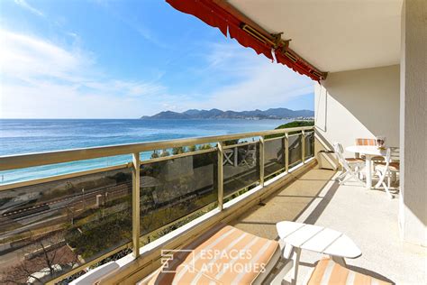Vue panoramique mer depuis une terrasse sur le toit à Grasse