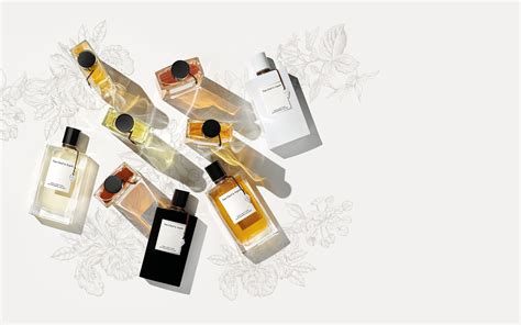 Illustration d'un flacon de parfum Van Cleef & Arpels Collection Extraordinaire avec des éléments floraux et boisés.
