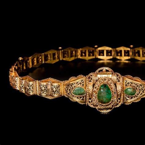 Détail d'une ceinture en or marocaine ornée de pierres précieuses