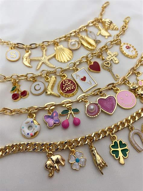 Collection de bracelets charms avec diverses breloques.