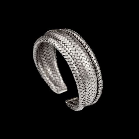 Exemples de bracelets larges ethniques avec des motifs traditionnels.