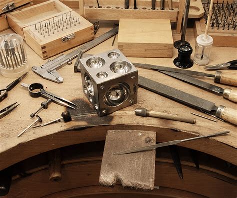 Atelier d'un joaillier avec outils spécialisés : pinces, scies, chalumeau, minoir