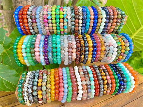 Une sélection de bracelets en perles naturelles de différentes couleurs et styles