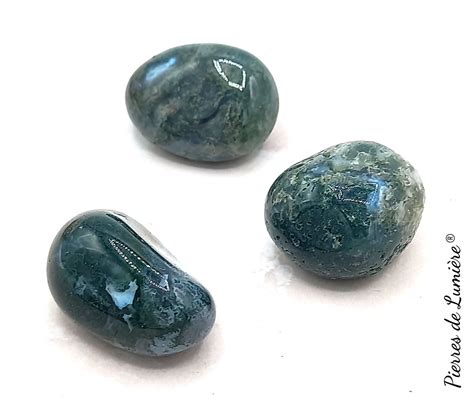 Gros plan sur les pierres d'agate mousse et d'aigue-marine, mettant en valeur leurs textures et couleurs