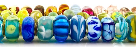 Photographies d'ateliers où les participants créent leurs propres bijoux en perles de verre