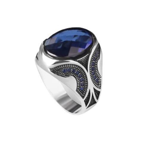 Photo d'une bague pour homme avec une pierre bleue incrustée