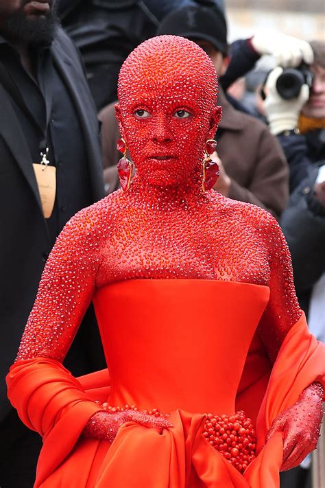 Doja Cat parée de cristaux Swarovski au défilé Schiaparelli