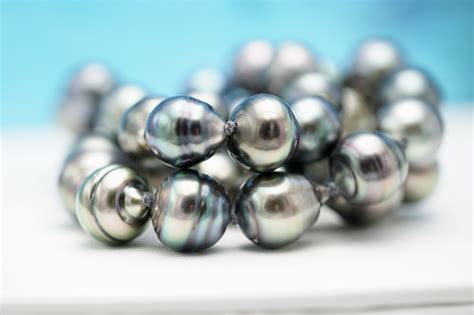 Photographie d'un bijou en perles de Tahiti mettant en valeur ses reflets colorés