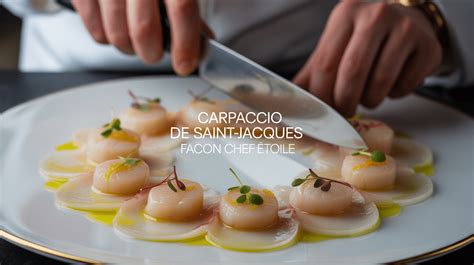 Photo d'un carpaccio de Saint-Jacques coloré avec des framboises et de la roquette