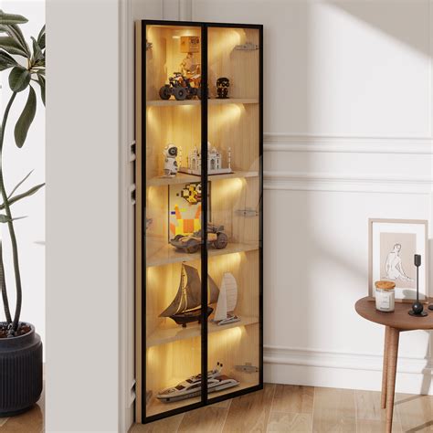 Photo du meuble vitrine Topaze avec fond chêne doré et éclairage LED