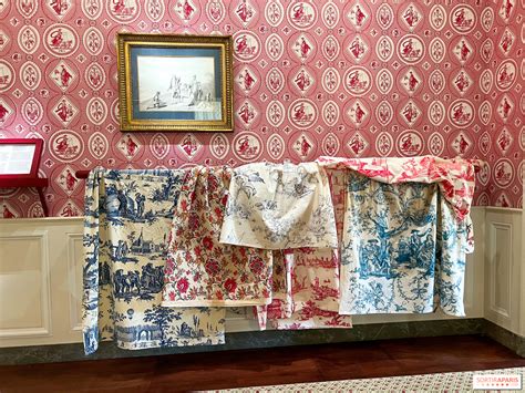 Magnifique motif floral de roses anglaises sur un fond de toile de Jouy, évoquant un style bucolique et romantique.
