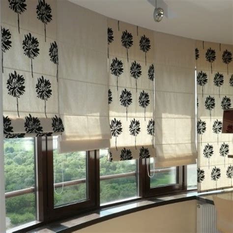 Exemple de réalisation avec le tissu Célestine : un coussin décoratif et un store bateau, mettant en valeur le motif floral.