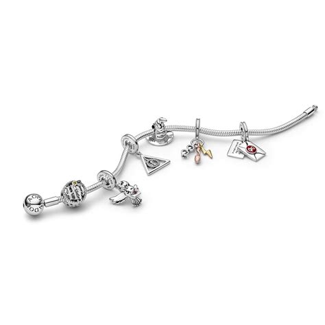 Photographie de bijoux Pandora inspirés par l'univers Harry Potter.
