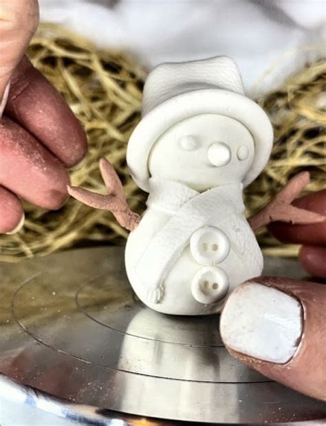 Ensemble du matériel nécessaire pour la création du bonhomme de neige en pâte polymère