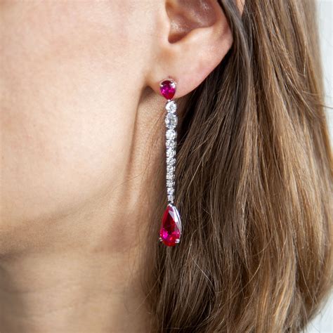 Collection de boucles d'oreilles en argent et pierres rouges