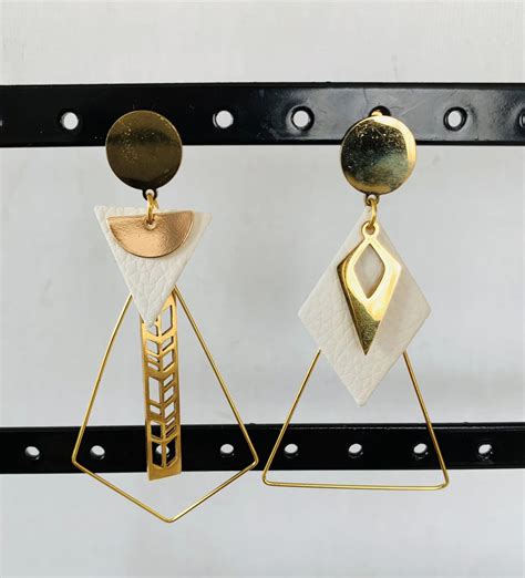 Paire de boucles d'oreilles asymétriques avec onyx et paillettes rouges